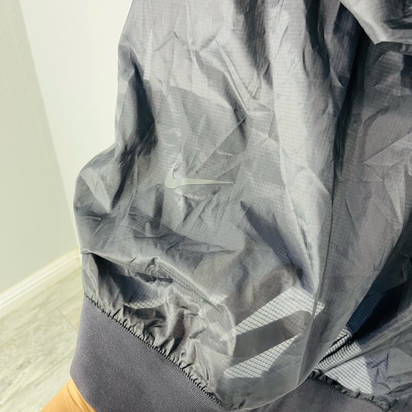 - NWT NIKE BLACK Sportswear Tech Pack Short Sleeve Vest Hoodie - Picture 4 of 12